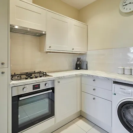 Host & - 3 Metropole Towers