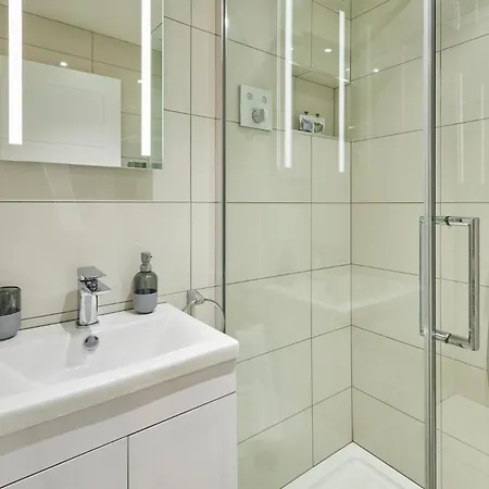 Host & - 3 Metropole Towers * Whitby